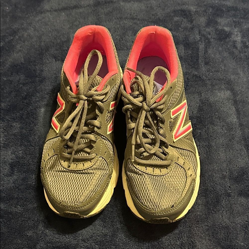 New Balance Women's Sneakers in Grey and Pink